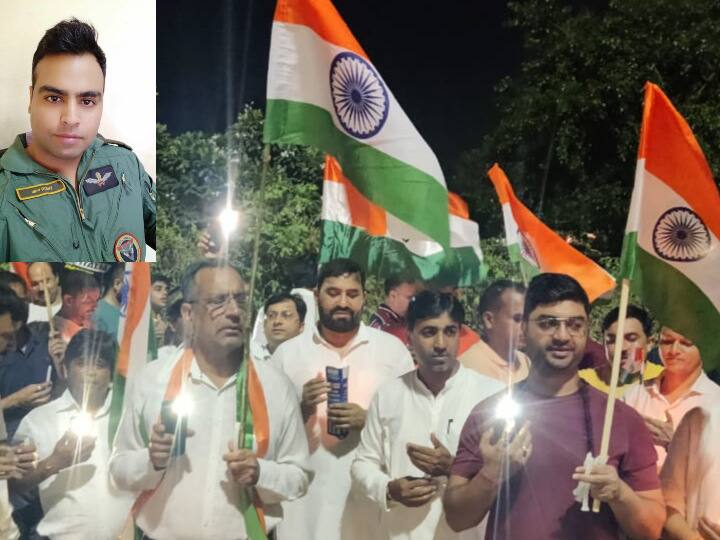 Greater Noida Authority failed to build the memorial of martyr Major Rohit, family and loved ones took out candle march ANN 'शहीद की याद में बनाया गया मेमोरियल प्रेरित करता है', स्मारक बनाने में हुई देरी तो कमांडिंग ऑफिसर ने ग्रेटर नोएडा अथॉरिटी को लिखा पत्र