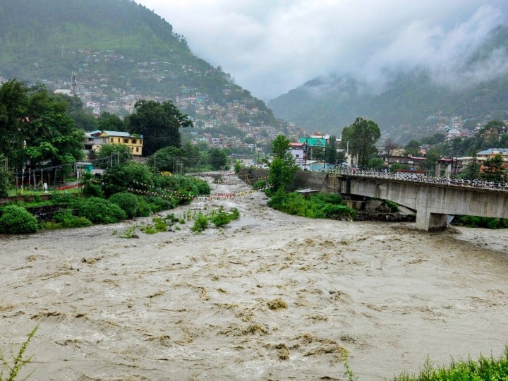 Heavy Rain in Himachal water filled in Bhakra and Pong dams Himachal Rain: हिमाचल में भारी बारिश से भाखड़ा और पोंग बांध का जलस्तर बढ़ा, पिछले साल के मुकाबले इस बार ज्यादा पानी