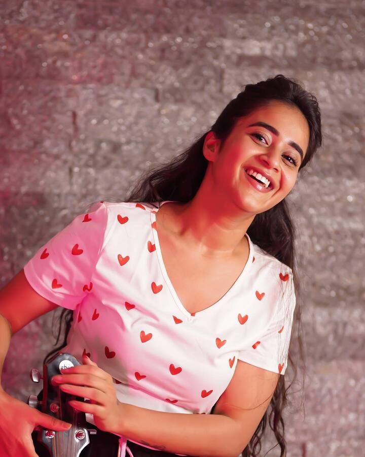 దీప్తి సునయన అందమైన ఫోటోలు -Image Credit: Deepthi Sunaina/Instagram