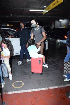 परिवार के साथ एयरपोर्ट पर स्पॉट हुए शाहिद कपूर, बैग पर बैठे मजे ले रहे थे मीशा और जैन