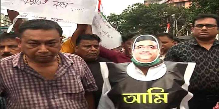 এ দিন, মানিকতলায় মিছিল করে রাজ্যের শাসক দল। এক ব্যক্তিকে শুভেন্দু অধিকারীর মুখোশ, কোমরে দড়ি পরিয়ে প্রতীকী মিছিল করা হয়।