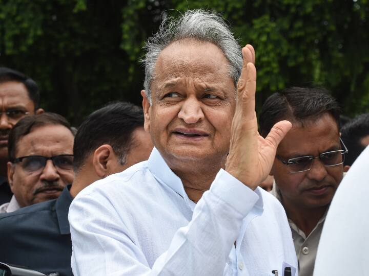 Gujarat visit CM Ashok Gehlot postponed due to bad weather returned home after waiting several hours Gujarat Politics: सीएम अशोक गहलोत का टला गुजरात दौरा, एयरपोर्ट पर कई घंटे इंतजार के बाद लौटे वापस, सामने आई ये वजह