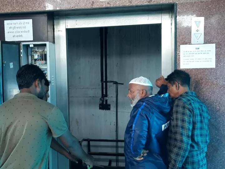 Khandwa news Family trapped in lift at railway station rescued after 4 hours ANN Khandwa news: खंडवा रेलवे स्टेशन पर लिफ्ट में फंसा गया परिवार, 4 घंटे बाद सुरक्षित निकाला गया