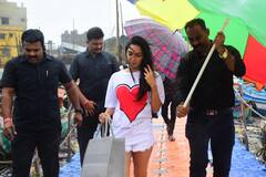 Kiara Advani Spotted: मुंबई की बारिश में स्पॉट हुईं कियारा आडवाणी, खुले बालों में लगीं बेहद ही खूबसूरत