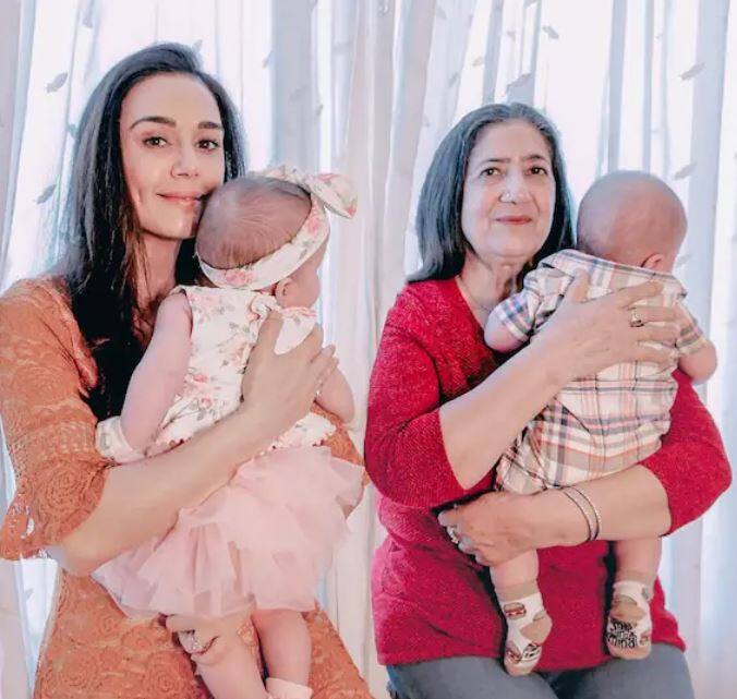 ਇਹ ਤਸਵੀਰਾਂ ਸੋਸ਼ਲ ਮੀਡੀਆ 'ਤੇ ਆਉਂਦੇ ਹੀ ਵਾਇਰਲ ਹੋਣ ਲੱਗੀਆਂ। ਹਾਲਾਂਕਿ ਜੈ ਅਤੇ ਜੀਆ ਦਾ ਚਿਹਰਾ ਨਜ਼ਰ ਨਹੀਂ ਆ ਰਿਹਾ ਸੀ ਪਰ ਫੈਨਜ਼ ਉਨ੍ਹਾਂ ਦੀ ਇਕ ਝਲਕ ਪਾ ਕੇ ਖੁਸ਼ ਹਨ ਅਤੇ ਤਸਵੀਰਾਂ 'ਤੇ ਪਿਆਰ ਦੀ ਵਰਖਾ ਕਰ ਰਹੇ ਹਨ।