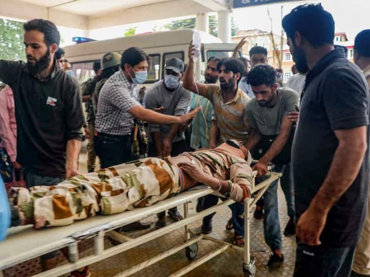एक्सीडेंट इतना खतरनाक था कि एक जवान के तो अस्पताल के बाहर मुंह पर लगी हुई पट्टी देखी जा सकती है.