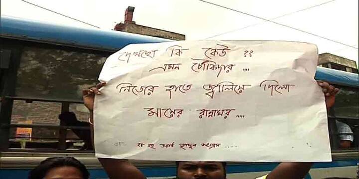 সারদা-নারদ মামলায় যুক্ত বিজেপি নেতাদের ছাড় দেওয়া হচ্ছে কেন, এই প্রশ্ন তুলে পথে নামে তৃণমূল। মানিকতলা থেকে রাজাবাজার পর্যন্ত তৃণমূলের মিছিলের নেতৃত্বে ছিলেন কলকাতা পুরসভার ২৮ নম্বর ওয়ার্ডের কাউন্সিলর অয়ন চক্রবর্তী।