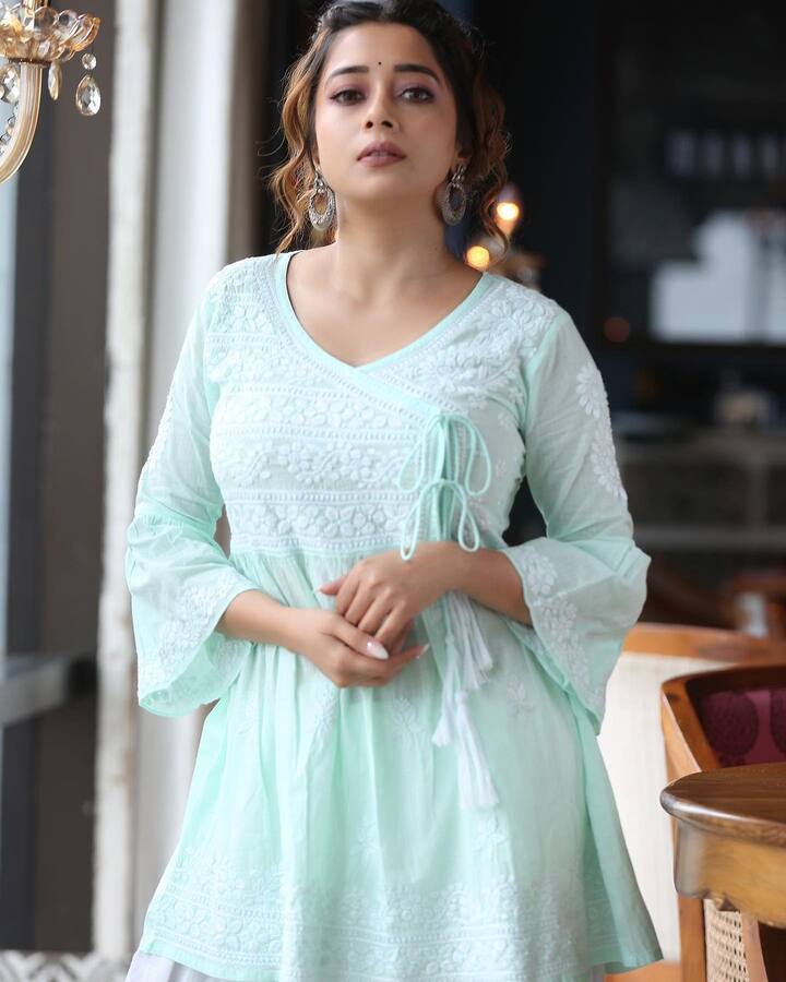 ये कोई पहला मौका नहीं है जब टीना दत्ता ने ट्रेडिशल आउटफिट में कोई तस्वीर शेयर की हो. टीना अक्सर सोशल मीडिया पर वेस्टर्न आउटफिट के साथ-साथ ट्रेडिशनल में भी फोटो शेयर करती रहती हैं.