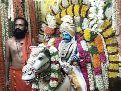25 கிடா, 45 சேவல்கள்....சோனைமுத்து கருப்பண்ண சாமிக்கு சிறப்பு வழிபாடு - தேனியில் குவிந்த பக்தர்கள்