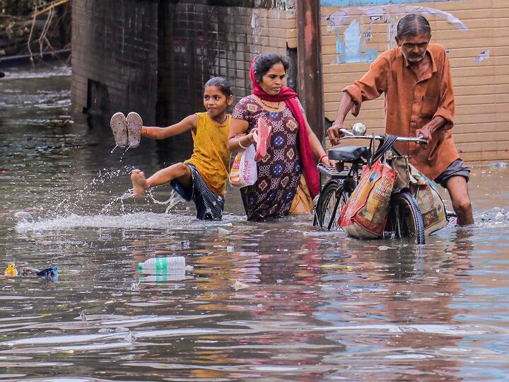 MP Weather News: मध्य प्रदेश में बाढ़ और बारिश के बाद जनजीवन अस्त-व्यस्त, छह जिलों में बंद किए गए स्कूल Madhya Pradesh After floods rains life disrupted schools closed in six districts MP Weather News: मध्य प्रदेश में बाढ़ और बारिश के बाद जनजीवन अस्त-व्यस्त, छह जिलों में बंद किए गए स्कूल