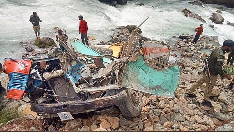 ITBP Bus Accident in Jammu Kashmir Bus Fell Down Road Side River Bed, 6 dead, several injured ITBP Bus Accident : জম্মু কাশ্মীরের অনন্তনাগে নদীতে বাস পড়ে মৃত্যু ৬ ITBP জওয়ানের, আহত বেশ কয়েক জন