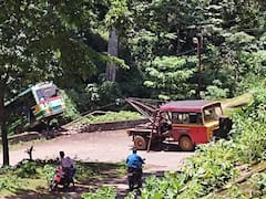 மலைப்பாதையில் கவிழ்ந்த பேருந்து-  அதிர்ஷ்டவசமாக  உயிர் தப்பிய டிரைவர், கண்டக்டர்