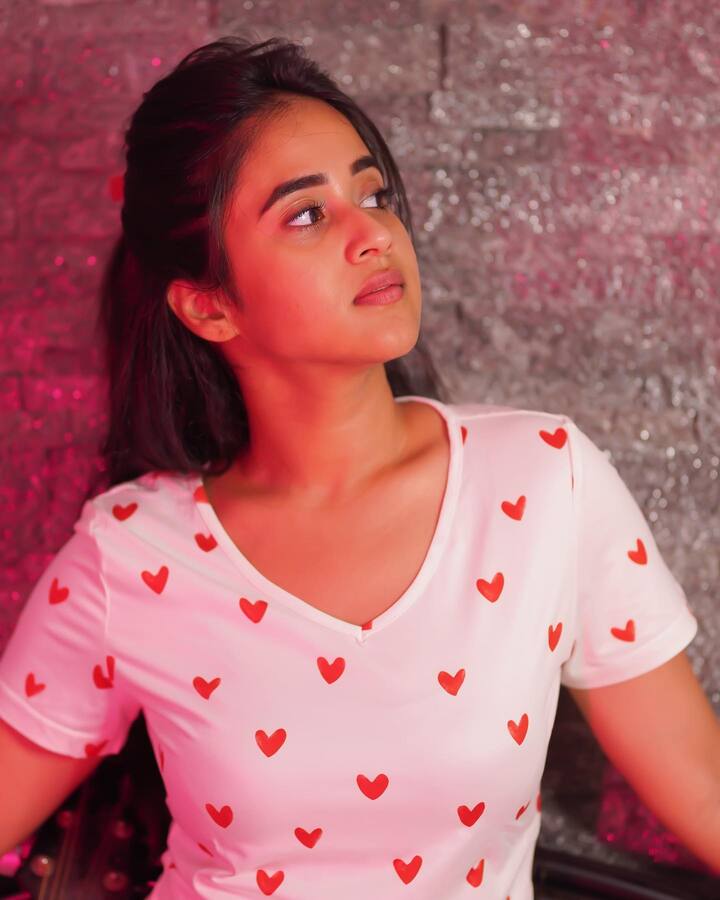 దీప్తి సునయన అందమైన ఫోటోలు -Image Credit: Deepthi Sunaina/Instagram