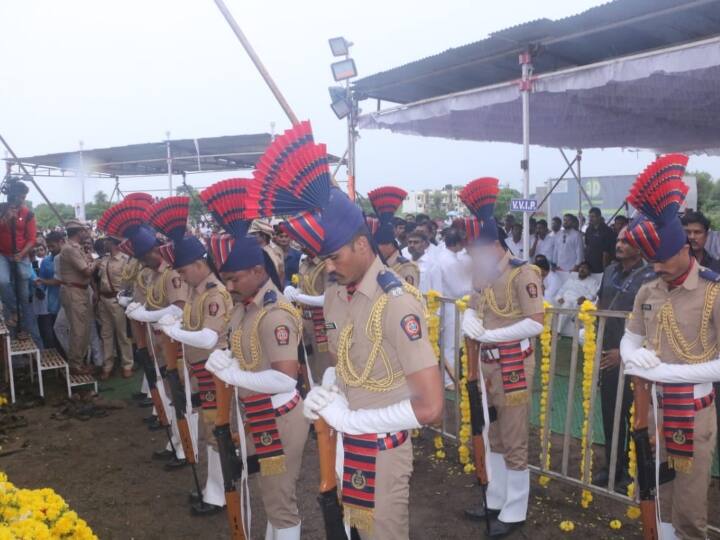 Shiv Sangram Party chief Vinayak Mete death funeral cm eknath shinde was present in Beed Maharashtra: विनायक मेटे का बीड में राजकीय सम्मान के साथ हुआ अंतिम संस्कार, सीएम शिंदे रहे मौजूद