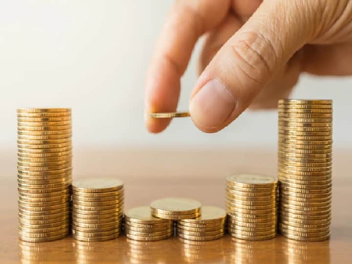 Fixed Deposit Rates: रिजर्व बैंक ऑफ इंडिया ने अगस्त में लगातार तीसरी बार अपने रेपो रेट में बढ़ोतरी की है. इसका असर सभी बैंकों की एफडी के रेट्स पर दिख रहा है. पिछले कुछ समय में कई बैंकों ने एफडी की ब्याज दरों में कई बार बढ़ोतरी की है. अगर आप भी बैंक की एफडी में निवेश करने की प्लानिंग बना रहे हैं तो हम आपको अलग-अलग बैंक पर मिलने वाले ब्याज दर के बारे में बता रहे हैं.