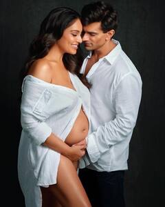 Karan Bipasha Pregnancy: बेहद रोमांटिक अंदाज में करण बिपाशा ने दी गुडन्यूज, एक्ट्रेस ने लिखा, 'जल्द ही हम दो से तीन होने वाले हैं