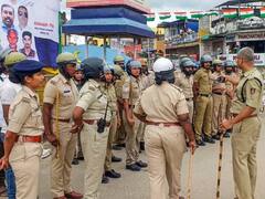 Karnataka: शिमोगा में सावरकर पोस्टर विवाद के चलते लगा कर्फ्यू, एक युवक पर चाकू से हमला, स्कूल-कॉलेज बंद