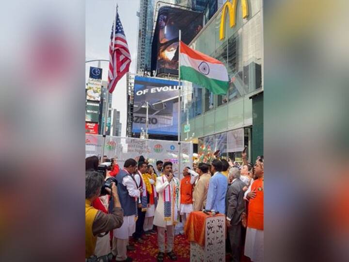 Independence Day 2022 Tiranga hoisted at historic Times Square in New York in America Times Square: अमेरिका में भी मना भारत की आजादी का अमृत महोत्सव, न्यूयॉर्क के टाइम्स स्क्वॉयर में फहराया गया तिरंगा