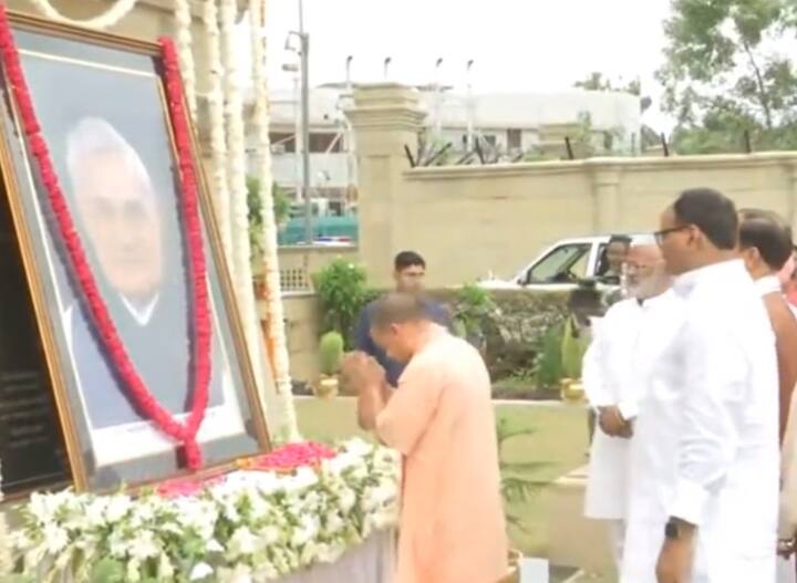 up news CM Yogi Adityanath pays tribute to Atal Bihari Vajpayee Atal Bihari Vajpayee: पूर्व पीएम अटल बिहारी वाजपेयी की पुण्यतिथि पर सीएम योगी ने दी श्रद्धाजंलि, यूपी के ये मंत्री भी रहे साथ