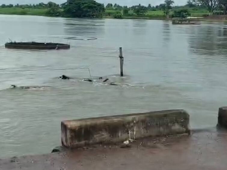 Ahmednagar news Pickup swept away in Pravara River one rescued two missing The incident was narrated by the rescued youth प्रवरा नदीत पात्रात पीकअप वाहून गेली, एक बचावला तर दोन जण बेपत्ता; बचावलेल्या तरुणाने सांगितला घडलेला प्रकार