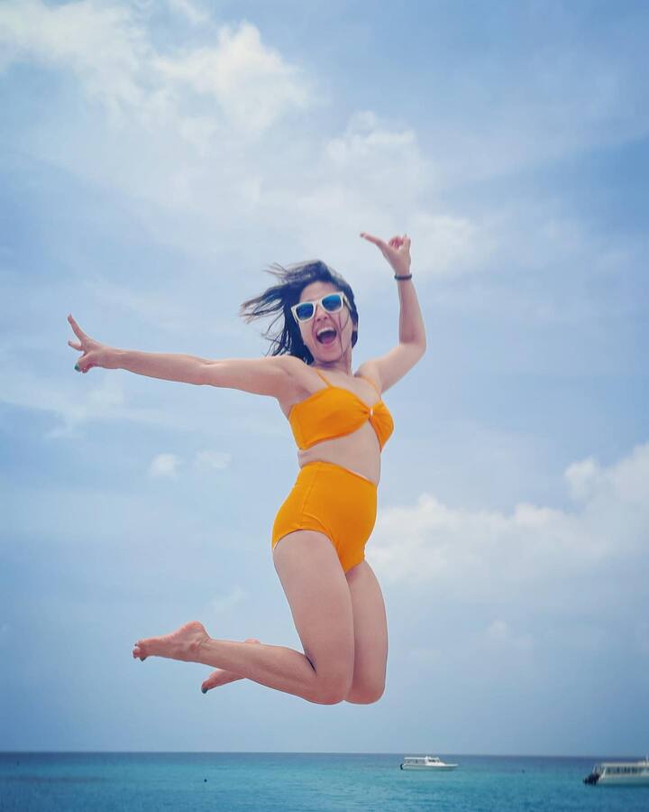 गोलु गुप्ता का रोल एक्ट्रेस ‘श्वेता त्रिपाठी’ (Shweta Tripathi) ने निभाया था जिन्हें सीरीज में काफी सिंपल लुक में देखा गया था, लेकिन रियल लाइफ वो काफी ग्लैरमस हैं.