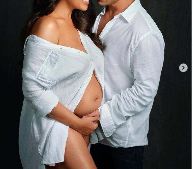 Actress Bipasha Basu shows baby bump and husband kisses it Bipasha Basu Pregnancy: લગ્નના છ વર્ષ બાદ માતા બનશે આ હોટ એક્ટ્રેસ, બેબી બમ્પને કિસ કરતો જોવા મળ્યો પતિ