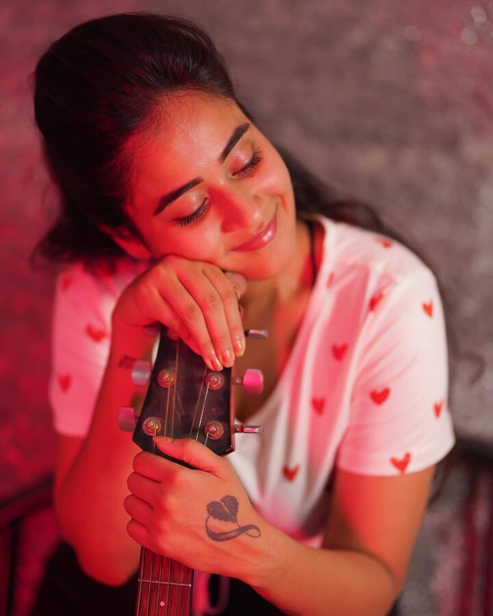 దీప్తి సునయన అందమైన ఫోటోలు -Image Credit: Deepthi Sunaina/Instagram