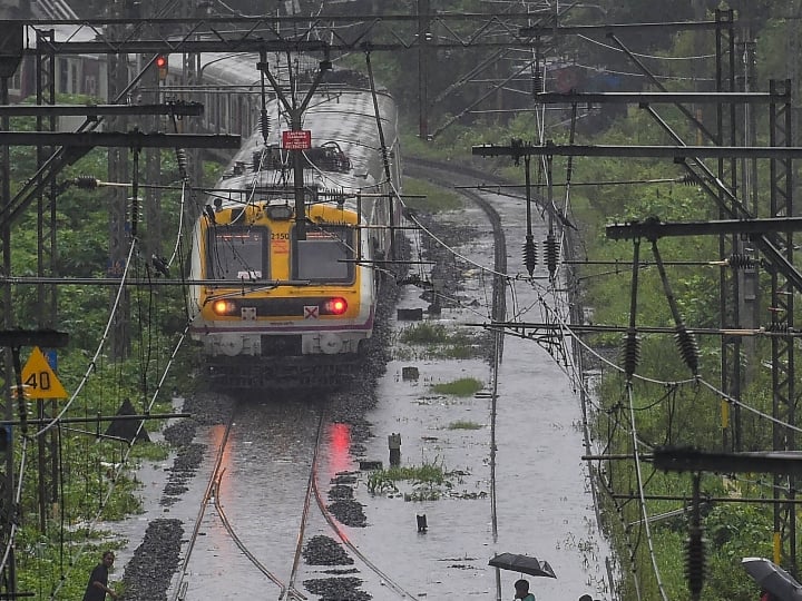 Mumbai Rain Train services affected due to heavy rains Malad and Andheri subways closed for vehicular movement Mumbai Rain: मुंबई में भारी बारिश के कारण ट्रेन सेवाएं प्रभावित, मलाड और अंधेरी सबवे वाहनों के आवागमन के लिए बंद
