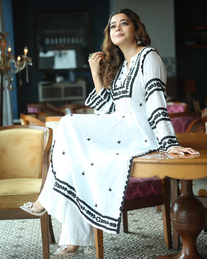 छोट्या पडद्यावरील प्रसिद्ध अभिनेत्री टीना दत्ता हिला आज कोणत्याही ओळखीची गरज नाही. 'उतरन ' या मालिकेत तिने इच्छा नावाच्या मुलीची भूमिका इतकी सुंदर साकारली होती की आजही लोक तिला याच नावाने ओळखतात.  (फोटो सौजन्य : tinadatta/इंस्टाग्राम)