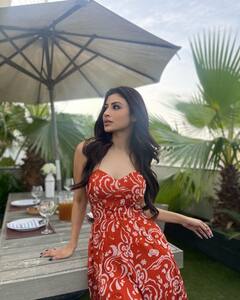 Mouni Roy: कॅमेऱ्यात कैद झाला मौनी रॉयचा सिजलिंग लूक, पाहा फोटो!