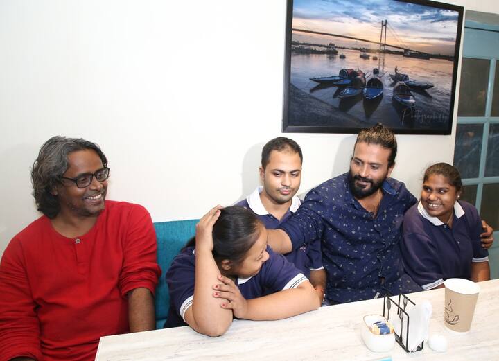 ঠিক কেমন ছিল থিয়েটারের প্রস্তুতির শুরুটা? নাইজেল বলছেন, 'আমি আর জহর দাস মিলে এই নাটকটার পরিচালনা করছি। যাদের নিয়ে কাজ করছি, তারা অনেকে ভালো গান গাইতে পারে, অনেকে আবার সহজ হয়ে গেলে সংলাপও বলতে পারবে।'
