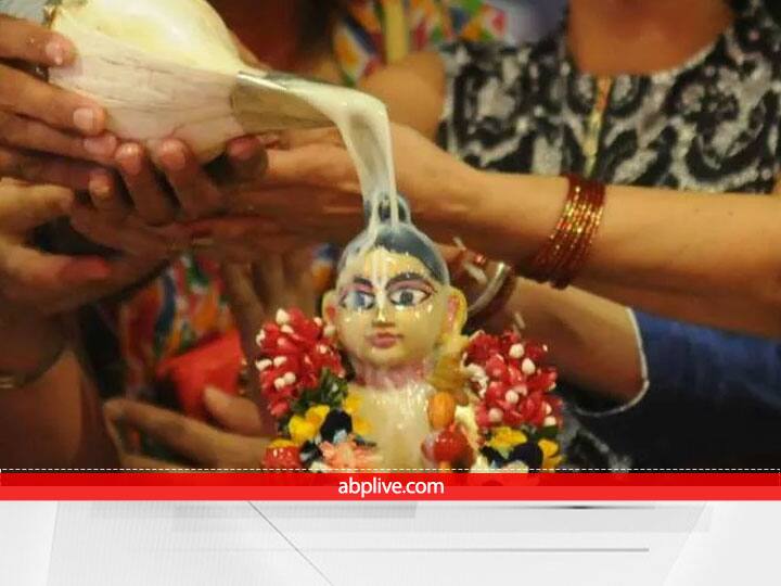 जन्माष्टमी 2022 के दिन क्या खाते हैं- जन्माष्टमी पर जो लोग व्रत रखते हैं उन्हें रसीले फलों का सेवन करना चाहिए. पानी की कमी शरीर में न हो इसका भी व्रत के दौरान ध्यान रखना चाहिए. अन्य फलों को भी ग्रहण कर सकते हैं.