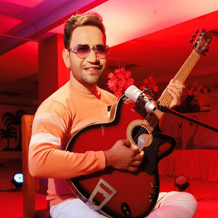 निरहुआ करोड़ों की संपत्ति के मालिक हैं. उनकी नेटवर्थ की बात करें तो वह करीबन 6 से 10 करोड़ के बीच है.