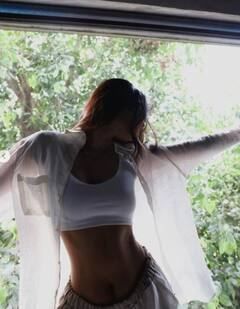 Athiya Shetty ने शेयर की ये बैकलेस फोटो, कमेंट करने से खुद को रोक नहीं पाए बॉयफ्रेंड केएल राहुल