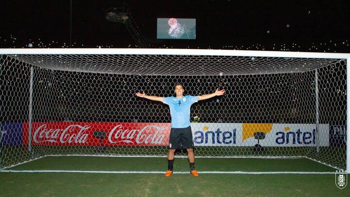 বারবার যেমন বিতর্কের জেরে শিরোনাম কেড়েছেন, তেমনই নিজের ফুটবল দক্ষতায়ও সকলকে মন্ত্রমুগ্ধ করেছেন লুইস সুয়ারেজ।