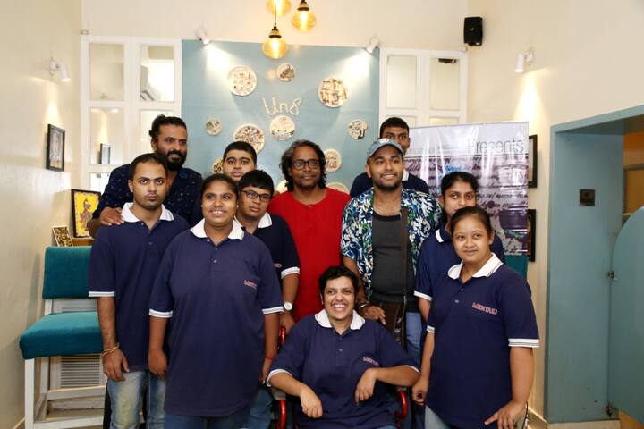 যে কোনও সাধারণ মানুষকে নিয়ে নাটক পরিচালনা করার চেয়ে বেশ আলাদা অটিস্টিক মানুষদের সঙ্গে কাজ করা। নাইজেলকে সে কথা বলতে অবশ্য হেসে ফেললেন তিনি। বললেন, 'কঠিন মনে করলেই কঠিন।'