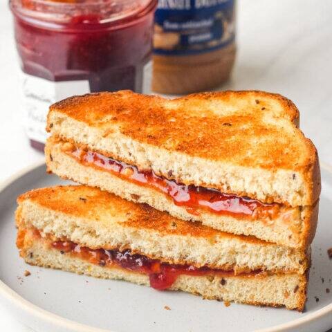 ਪੀਨਟ ਬਟਰ ਅਤੇ ਜੈਮ ਸੈਂਡਵਿਚ (Peanut butter and jam sandwich)- ਉਮਰ ਨੂੰ 33.1 ਮਿੰਟ ਤੱਕ ਵਧਾਉਂਦਾ ਹੈ