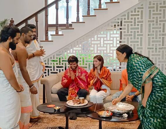 Ananya Deverakonda Pics: 'लाइगर' की सक्सेस के लिए विजय देवरकोंडा की मां ने रखी पूजा, अनन्या पांडे भी हुईं शामिल