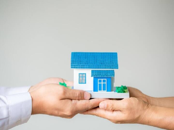 Loan Application Tips: आजकल हर मध्यम वर्ग का व्यक्ति अपने घर बनाने के सपने को पूरा करने के लिए बैंक से लोन लेता है. अगर आप भी बैंक से लोन लेकर अपना घर बनाना चाहते हैं तो लोन प्राप्त करने के लिए आपको सबसे पहले बैंक में लोन एप्लीकेशन देना होगा. (PC: Freepik)