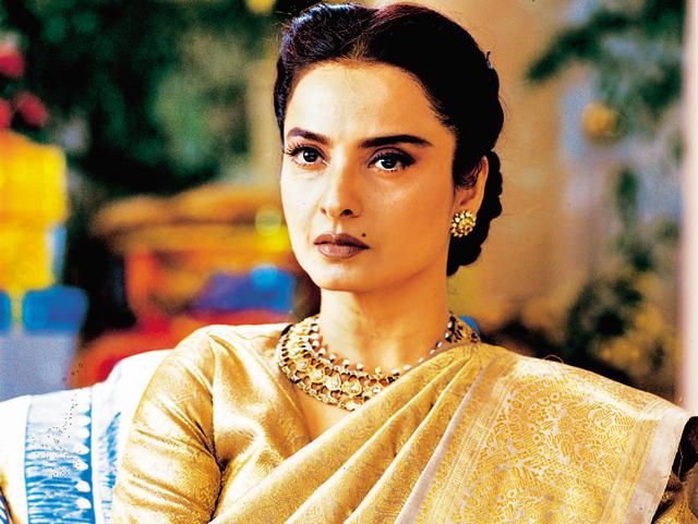 पहली ही फिल्म की शूटिंग के दौरान Rekha के साथ हीरो ने कर दिया था कुछ ऐसा, रोने लगीं थीं एक्ट्रेस!