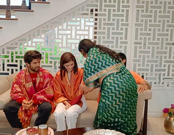 Ananya Deverakonda Pics: 'लाइगर' की सक्सेस के लिए विजय देवरकोंडा की मां ने रखी पूजा, अनन्या पांडे भी हुईं शामिल