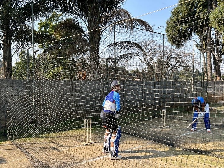 भारतीय टीम तीन मैचों की वनडे सीरीज के लिए जिम्बाब्वे दौरे पर है. पहला मुकाबला 18 अगस्त को खेला जाना है. टीम इंडिया इसके लिए जमकर तैयारी कर रही है.