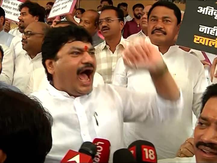 यावेळी राष्ट्रवादी काँग्रेसचे आमदार धनंजय मुंडे यांच्या घोषणांनी लक्ष वेधून घेतलं. त्यांनी आपल्या घोषणांमधून भाजप आणि शिंदे गटातील आमदारांना टोले लगावले.