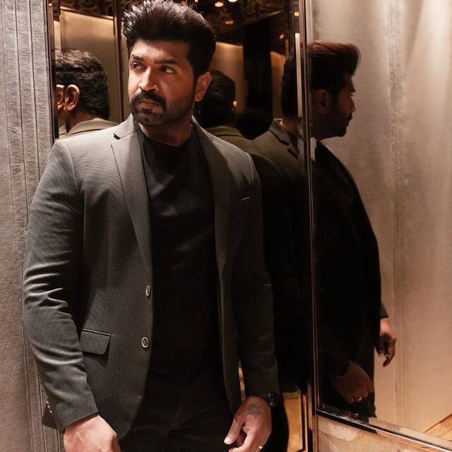 பெண்களை நிமிர்ந்து பார்த்திட உன் இனிய கண்ணியம் பிடிக்குதே !