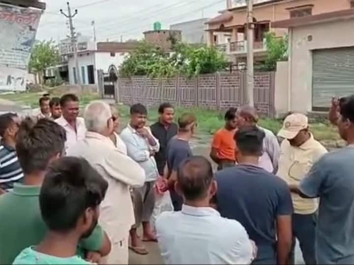 Khatima News Poor condition of the Raiway Crossing road Villagers warned of agitation ANN Khatima News: खटीमा में रोड की खस्ता हालत के बाद ग्रामीणों का गुस्सा फूटा, मरम्मत न होने पर आंदोलन की दी चेतावनी