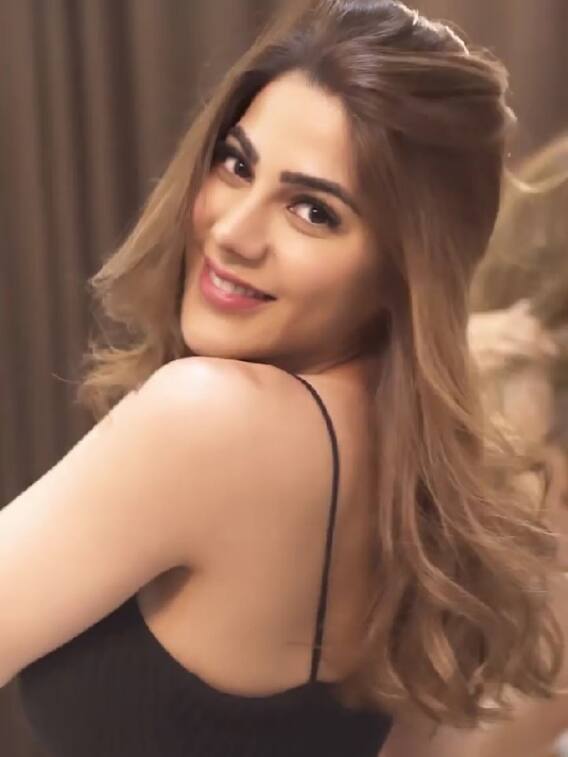 निक्की तंबोली की क्यूट स्माइल ने लूटा फैंस का दिल