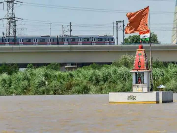 Delhi Yamuna River News Yamuna river water level crosses warning mark again in Delhi Delhi Yamuna River: दिल्ली में यमुना नदी का जल स्तर फिर खतरे के निशान के पार, जानें- कब दी जाती है बाढ़ की चेतावनी?