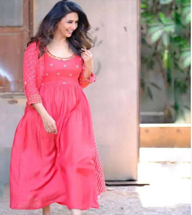 ਇਹ ਪਹਿਲੀ ਵਾਰ ਨਹੀਂ ਹੈ ਜਦੋਂ ਦਿਵਯੰਕਾ ਤ੍ਰਿਪਾਠੀ ਨੇ ਟ੍ਰਡੀਸ਼ਨਲ 'ਚ ਫੋਟੋ ਸ਼ੇਅਰ ਕੀਤੀ ਹੋਵੇ ਅਤੇ ਉਸ ਦੀ ਤਾਰੀਫ ਹੋ ਰਹੀ ਹੋਵੇ। ਅਦਾਕਾਰਾ ਅਕਸਰ ਟ੍ਰਡੀਸ਼ਨਲ ਆਊਟਫਿੱਟ ਵਿਚ ਤਸਵੀਰਾਂ ਸ਼ੇਅਰ ਕਰਦੀ ਹੈ ਅਤੇ ਫੈਨ ਤਾਰੀਫਾਂ ਦੇ ਪੁਲ ਬੰਨ੍ਹਣਾ ਨਹੀਂ ਥੱਕ ਰਹੇ।