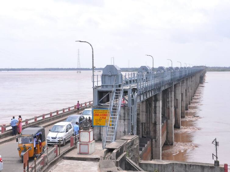 Heavy Floods to Godavari River And Second Danger Alert at Dhavaleshwaram Heavy Floods to Godavari: గోదావరికి మళ్లీ పెరిగిన వరద ఉద్ధృతి, ధవళేశ్వరం వద్ద రెండో ప్రమాద హెచ్చరిక!