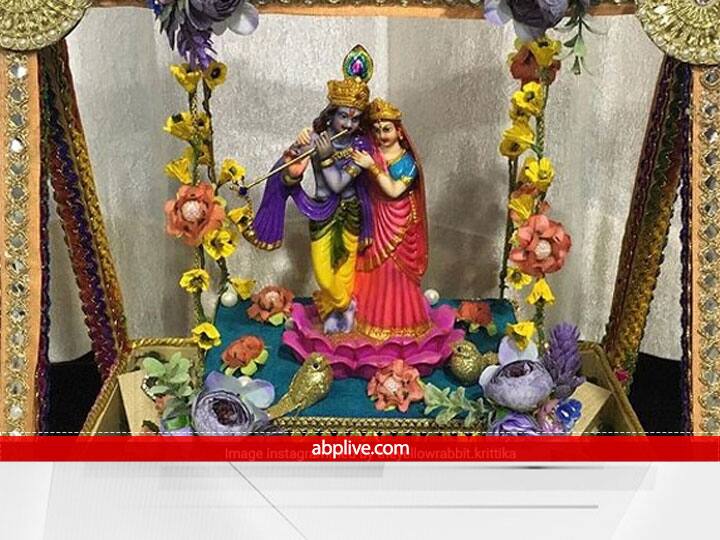 जन्माष्टमी पर क्या क्या किया जाता है- इस दिन व्रत रखकर भगवान कृष्ण की उपासना की जाती है. भगवान श्रीकृष्ण सभी कष्टों को दूर करने वाले माने गए हैं. इस दिन विधि पूर्वक व्रत और पूजा करने से आशीर्वाद प्राप्त किया जाता है. इस दिन पूजा के बाद प्रसाद का वितरण किया जाता है.